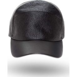 Czarna czapka z daszkiem we wzór. Czarne czapki Emporio Armani, z aplikacjami, ze skóry ekologicznej. Za 351.60 zł.