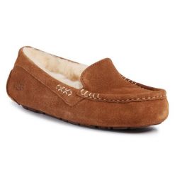 Kapcie Ugg. Brązowe obuwie domowe UGG, bez wzorów, bez zapięcia. Za 539.99 zł.