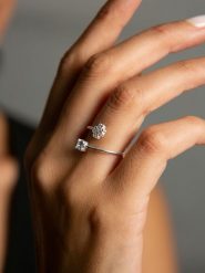 Lodie Silver Srebrny pierścionek z cyrkoniami rozmiar: onesize. Szare pierścionki Lodie Silver, z cyrkonią, srebrne. Za 122.96 zł.