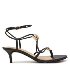 Sandały Guess. Czarne sandały Guess, z aplikacjami, bez obcasa, na szpilce, bez zapięcia. Za 444.99 zł.