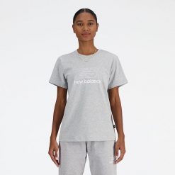 Koszulka damska New Balance WT41816AG – szara. Szare bluzki New Balance, s, bez wzorów, z materiału, eleganckie, bez kołnierzyka, bez ramiączek. Za 69.99 zł.