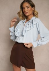 Jasnoniebieska Koszula Ozdobiona Falbaną Kornella. Niebieskie koszule Renee, bez wzorów, z jeansu, eleganckie, bez kołnierzyka, bez ramiączek. Za 59.99 zł.