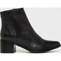 Wojas - Botki. Czarne botki Wojas, bez wzorów, z materiału, bez obcasa, bez zapięcia. W wyprzedaży za 349.90 zł.