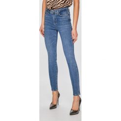 Guess Jeans - Jeansy 1981. Niebieskie jeansy Guess Jeans, z aplikacjami, z podwyższonym stanem. W wyprzedaży za 299.90 zł.