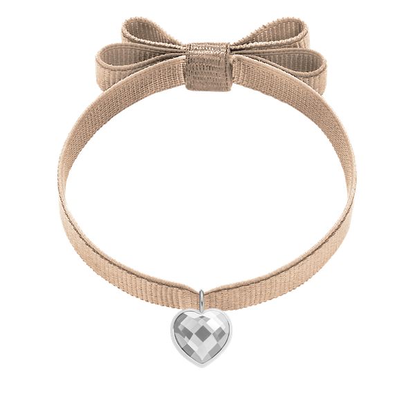 Bransoletka z posrebrzanym sercem z ciemnoszarym kryształem na podwójnej wstążce w kolorze kości słoniowej. Białe bransoletki Lilou, posrebrzane. Za 128.00 zł.