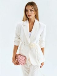 Żakiet z ozdobnym paskiem z różą 3D - kremowy. Białe marynarki i żakiety Sinsay, l, bez wzorów. Za 79.99 zł.