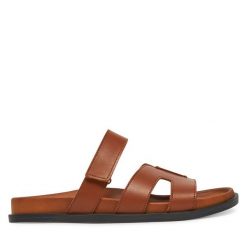 Klapki Gino Rossi. Brązowe klapki Gino Rossi, bez wzorów, bez obcasa. Za 249.99 zł.
