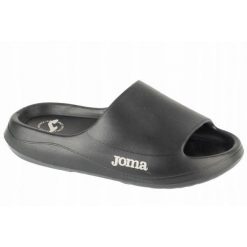 Klapki Damskie Logo. Czarne klapki Joma, bez wzorów, z syntetyku, z otwartym noskiem, bez obcasa, na obcasie. Za 198.99 zł.