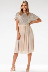 Koktajlowa sukienka rozkloszowana z cekinami i tiulem beż. Brązowe sukienki Awama, na imprezę, s, bez wzorów, z materiału, eleganckie, bez kołnierzyka, bez ramiączek, midi, dopasowane. Za 359.00 zł.
