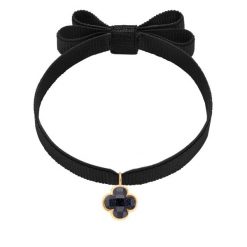 Bransoletka z pozłacaną koniczyną z czarnym brokatowym kryształem na podwójnej czarnej wstążce. Czarne bransoletki Lilou, pozłacane. Za 128.00 zł.