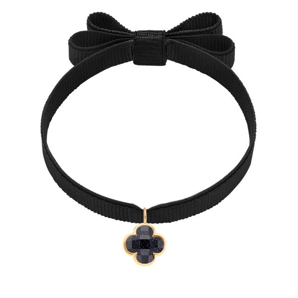 Bransoletka z pozłacaną koniczyną z czarnym brokatowym kryształem na podwójnej czarnej wstążce. Czarne bransoletki Lilou, pozłacane. Za 128.00 zł.