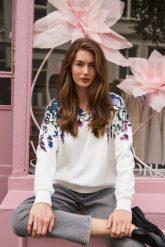 Bluza z kwiatowym printem biała. Białe bluzy sportowe MOODO, l, bez wzorów, z bawełny, bez kaptura. Za 139.99 zł.