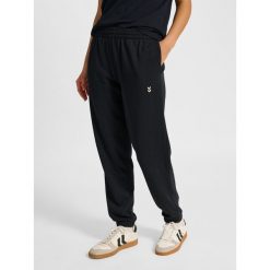 Damskie spodnie dresowe Hummel Pulse. Czarne spodnie sportowe Hummel, bez wzorów, z dresówki, na fitness i siłownię. Za 170.00 zł.