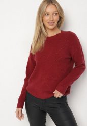 Bordowy Sweter Ozdobiony Motywem Serc Unisae. Czerwone swetry Born2be, l, bez wzorów, z jeansu, bez ramiączek. Za 79.99 zł.