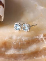 DIAMANTA Złote kolczyki-wkrętki "Popi Coussin Topaze Bleue" z diamentami rozmiar: onesize. Niebieskie kolczyki DIAMANTA, z diamentem, złote. Za 1,652.99 zł.