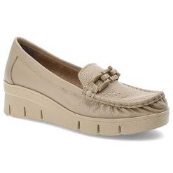 Beżowe Modne Półbuty Armodo Stylowe Obuwie Damskie. Brązowe czółenka Armodo, bez wzorów, z jeansu, bez obcasa, na koturnie, bez zapięcia. Za 379.00 zł.