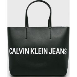 Calvin Klein Jeans - Torebka. Czarne torby na ramię Calvin Klein Jeans, bez wzorów, z jeansu, casualowe, na ramię, duże, z nadrukiem, bez dodatków. W wyprzedaży za 359.90 zł.