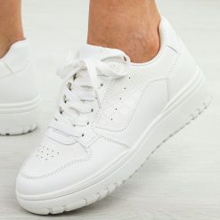 Białe sportowe buty damskie McBraun 23263. Białe obuwie sportowe McBraun, na lato, ze skóry, bez zapięcia, na fitness i siłownię. W wyprzedaży za 69.30 zł.