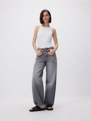 Jeansy balloon fit - szary. Szare jeansy Reserved, bez wzorów. W wyprzedaży za 45.99 zł.