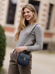 Lia Biassoni Skórzana torebka "Accesa" w kolorze granatowym - 24 x 18 x 12 cm rozmiar: onesize. Niebieskie torby na ramię Lia Biassoni, bez wzorów, z materiału, na ramię, bez dodatków. Za 265.45 zł.