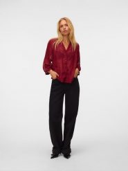 Vero Moda Bluzka w kolorze bordowym rozmiar: XS. Czerwone bluzki Vero Moda, xs, bez wzorów, bez kołnierzyka, bez ramiączek. Za 114.95 zł.