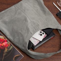 Torebka skórzana worek zamszowa damska włoska skóra naturalna szara U35. Szare torby na ramię bez wzorów, ze skóry, na ramię, zamszowe, bez dodatków. Za 139.99 zł.