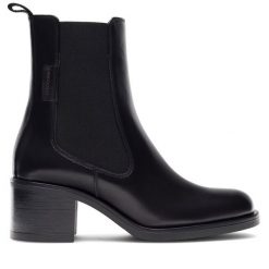 Botki GINO ROSSI. Czarne botki Gino Rossi, bez wzorów, bez obcasa, na słupku, bez zapięcia. Za 349.99 zł.
