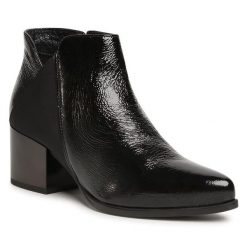 Botki Lasocki. Czarne botki Lasocki, bez wzorów, bez obcasa, na słupku, bez zapięcia. Za 134.99 zł.