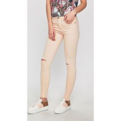 Answear - Spodnie Secret Garden. Czerwone spodnie materiałowe ANSWEAR, na co dzień, l, bez wzorów, z bawełny. W wyprzedaży za 59.90 zł.