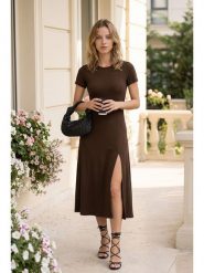 SOULSHAE Sukienka w kolorze brązowym rozmiar: XXL/3XL. Brązowe sukienki SOULSHAE, xl, bez wzorów, bez kołnierzyka, bez ramiączek, midi. Za 115.95 zł.