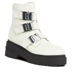 Botki Tommy Jeans. Botki Tommy Jeans, bez wzorów, z jeansu, bez obcasa, na płaskiej podeszwie, bez zapięcia. Za 899.99 zł.