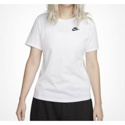 Koszulka damska Nike Sportswear Club Essentials. Białe bluzki Nike, l, bez wzorów, sportowe, bez kołnierzyka, bez ramiączek. Za 109.99 zł.