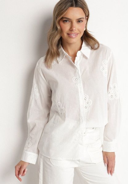 Biała Bawełniana Koszula z Ażurowym Wzorem Cornelva. Białe koszule Born2be, l, z aplikacjami, z bawełny, eleganckie, bez kołnierzyka, bez ramiączek. Za 109.99 zł.