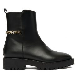 Botki Aigner. Czarne botki Aigner, bez wzorów, bez obcasa, na płaskiej podeszwie, bez zapięcia. Za 2,459.00 zł.
