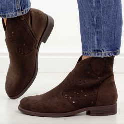 Brązowe zamszowe ażurowe botki damskie S.Barski 8026. Brązowe botki S.BARSKI, na jesień, w ażurowe wzory, z jeansu, z okrągłym noskiem, bez obcasa, na płaskiej podeszwie, bez zapięcia. Za 229.00 zł.