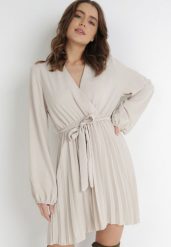 Jasnobeżowa Sukienka Ollyre. Brązowe sukienki Born2be, na co dzień, s, bez wzorów, klasyczne, bez kołnierzyka, bez ramiączek, mini, dopasowane. Za 84.99 zł.