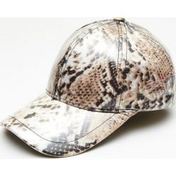 Czapka z daszkiem o winylowym wykończeniu - Wielobarwny. Czapki Cropp. Za 39.99 zł.