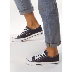 Ciemnoniebieskie Trampki Jazlyn. Białe trampki Born2be, bez wzorów, przed kostkę, bez zapięcia. Za 29.99 zł.