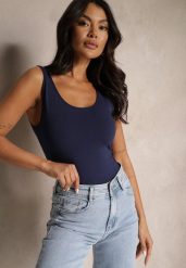 Granatowy Dopasowany Top z Bawełny na Szerokich Ramiączkach Ravilina. Niebieskie topy Renee, l, bez wzorów, z bawełny, bez kołnierzyka, bez ramiączek. Za 19.99 zł.
