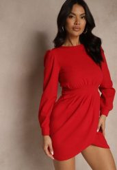Czerwona Sukienka Ozdobiona Bufiastymi Rękawami i Marszczeniem Vedelli. Czerwone sukienki Renee, na co dzień, l, bez wzorów, eleganckie, bez kołnierzyka, bez ramiączek, mini, kopertowe. Za 109.99 zł.