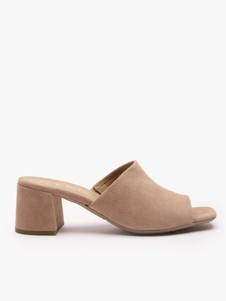 Beżowe klapki na obcasie. Brązowe klapki Ryłko, bez wzorów, ze skóry, bez obcasa, na obcasie. Za 379.99 zł.