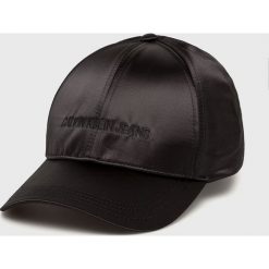 Calvin Klein Jeans - Czapka. Niebieskie czapki Calvin Klein Jeans, bez wzorów, z jeansu. W wyprzedaży za 89.90 zł.