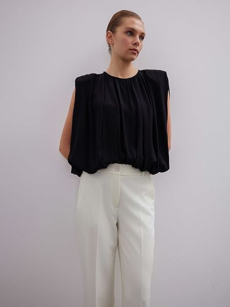 BGN Bluzka w kolorze czarnym rozmiar: 40. Czarne bluzki BGN, bez wzorów, z wiskozy, bez kołnierzyka, bez ramiączek. Za 109.78 zł.