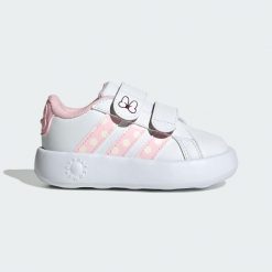 Kapcie ADIDAS GRAND COURT MINNIE Biały. Białe obuwie domowe Adidas, bez wzorów, z syntetyku, bez zapięcia. Za 169.00 zł.