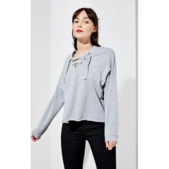 Bluza z wiązaniem. Szare bluzy MOODO, l, bez wzorów, bez kaptura. Za 19.99 zł.