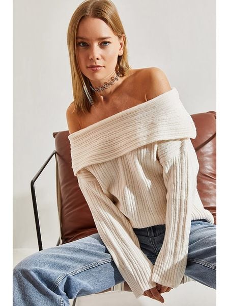 Bianco Lucci Sweter w kolorze kremowym rozmiar: onesize. Brązowe swetry Bianco Lucci, bez wzorów, ze splotem, bez ramiączek. Za 91.95 zł.