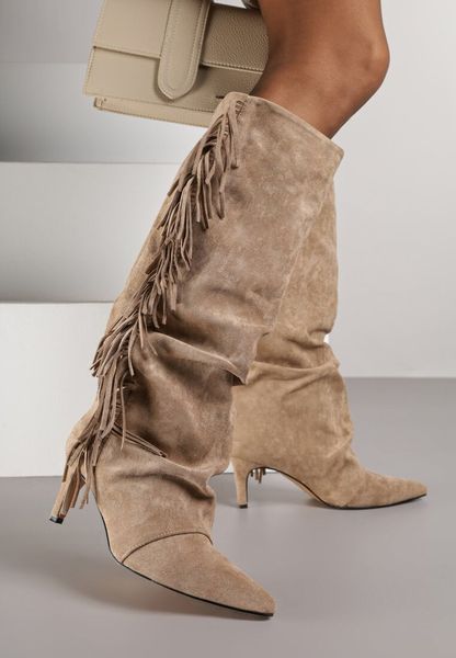 Ciemnobeżowe Marszczone Kozaki z Imitacji Zamszu na Niskiej Szpilce z Frędzlami Linonra. Brązowe kozaki Born2be, na zimę, z jeansu, bez obcasa, na obcasie, bez zapięcia. Za 189.99 zł.