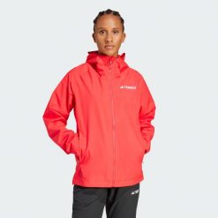 Kurtka Terrex Multi 2L RAIN.RDY. Czerwone kurtki sportowe Adidas, l, bez wzorów, z materiału, bez kaptura, trekkingowe. Za 549.00 zł.