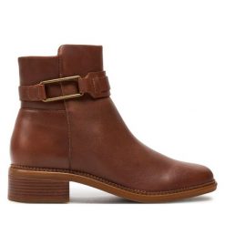 Botki Clarks. Brązowe botki Clarks, bez wzorów, bez obcasa, na płaskiej podeszwie, bez zapięcia. Za 499.99 zł.