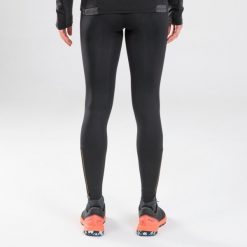 Legginsy do biegania w terenie damskie Kiprun Run 900. Czarne legginsy KIPRUN, m, bez wzorów, ze skóry, do biegania. Za 149.99 zł.
